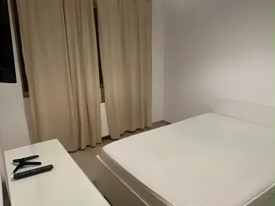 dormitor aerisit dulap alb apartament inchiriere Sector 5 București